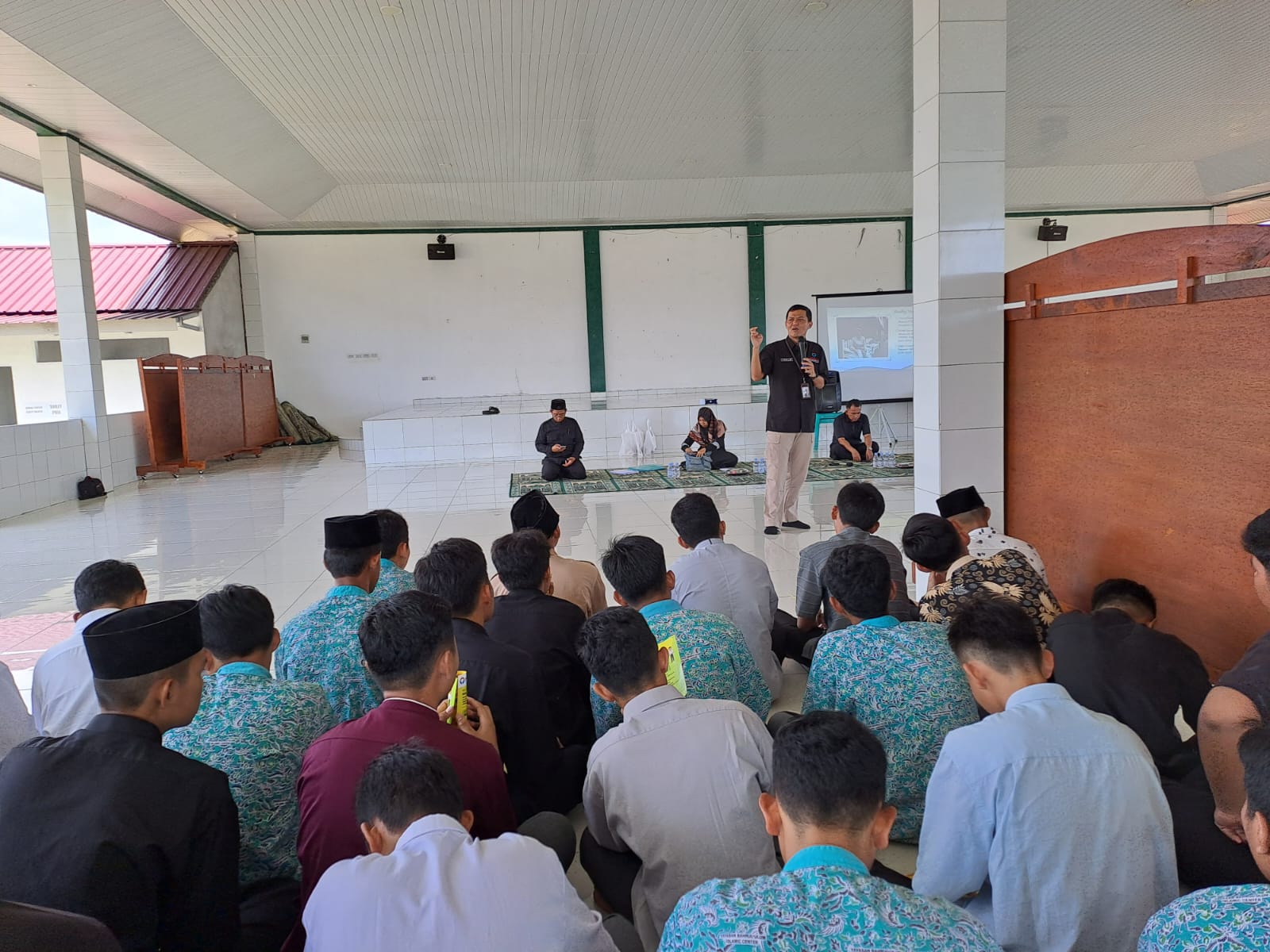 Santri Pondok Pesantren Bahrul Ulum Sungailiat Sambut Meriah Ombudsman ...